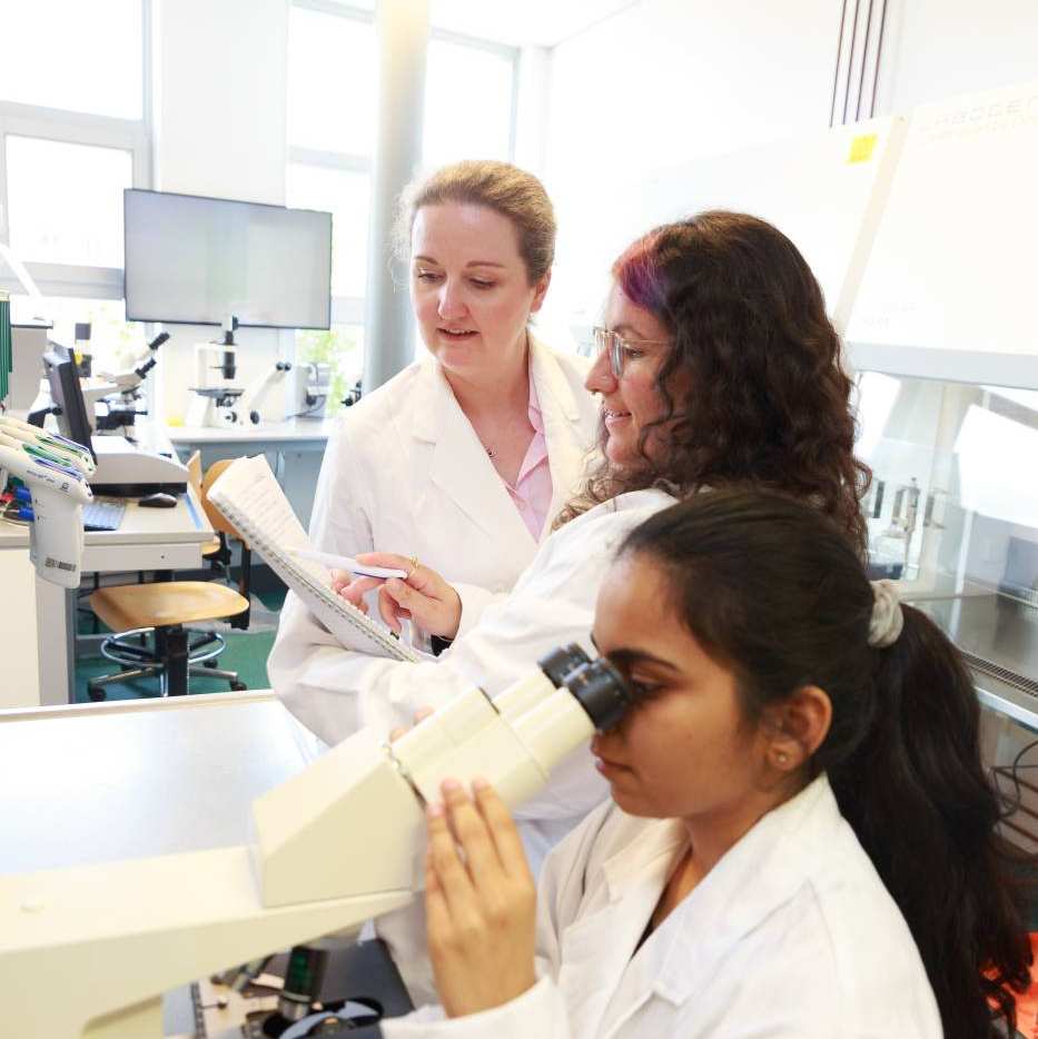 Studenten master Molecular Life Sciences Jayashree Jayachandran, Maria Paladino en Tereza Muchova in een biologielab