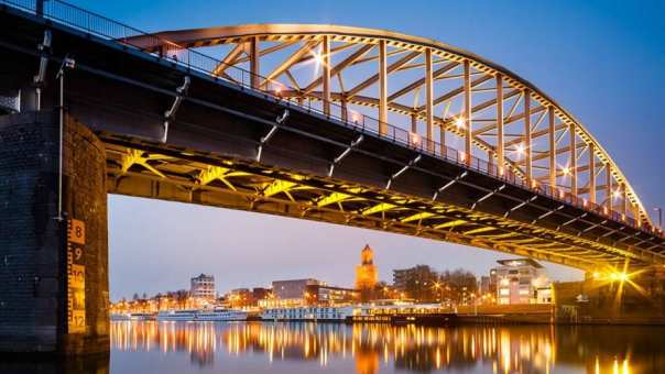 brug van Arnhem in de avond