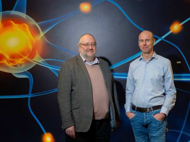 Academie Toegepaste Biowetenschappen en Chemie gaat samenwerken met de universiteit in Dundee. Op de foto David Coates en Remko Bosch (rechts)