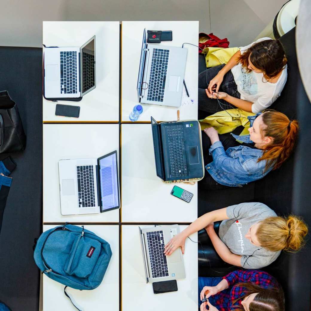 Overzicht werkplekken studenten met laptop