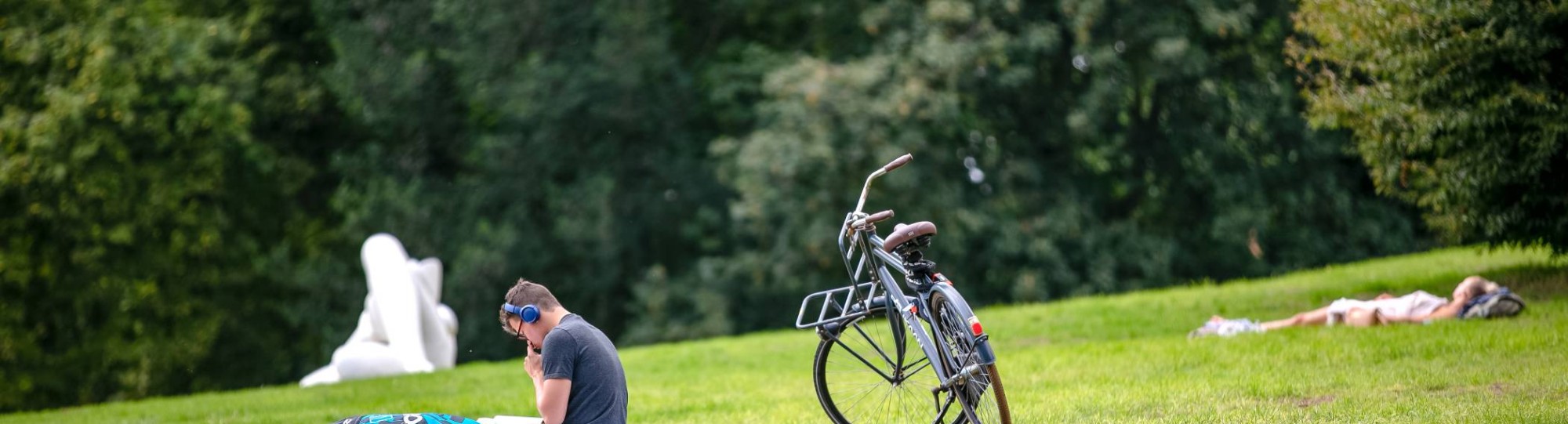 Arnhem jongen in park met fiets