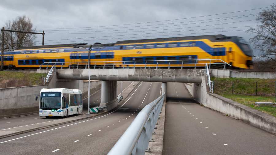 272321 Civiele Techniek trein onderdoorgang viaduct underpass met bus