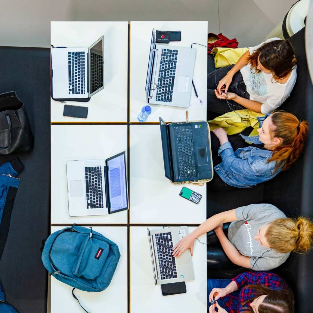 Overzicht werkplekken studenten met laptop