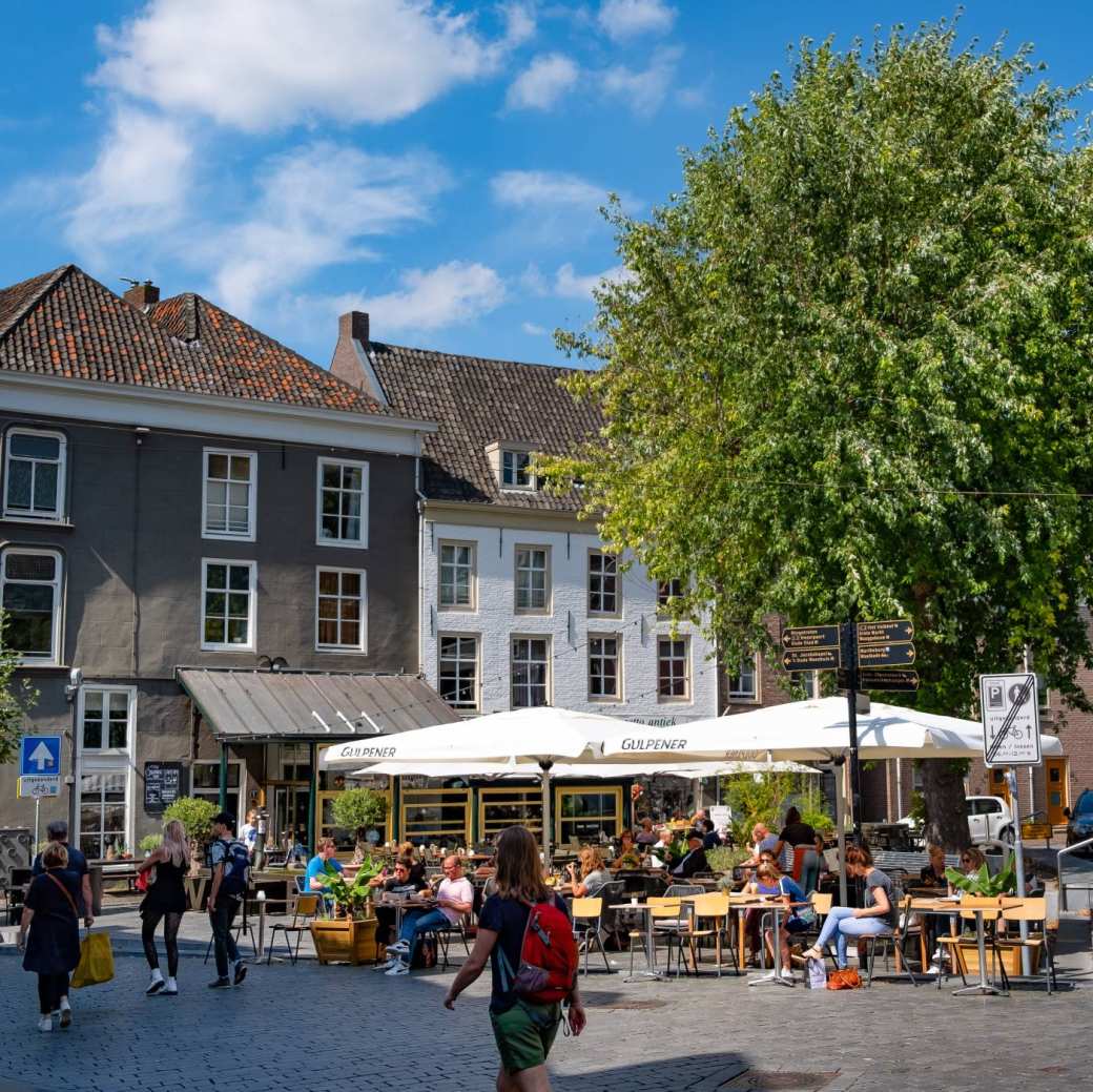 Nijmegen terras in winkelstraat