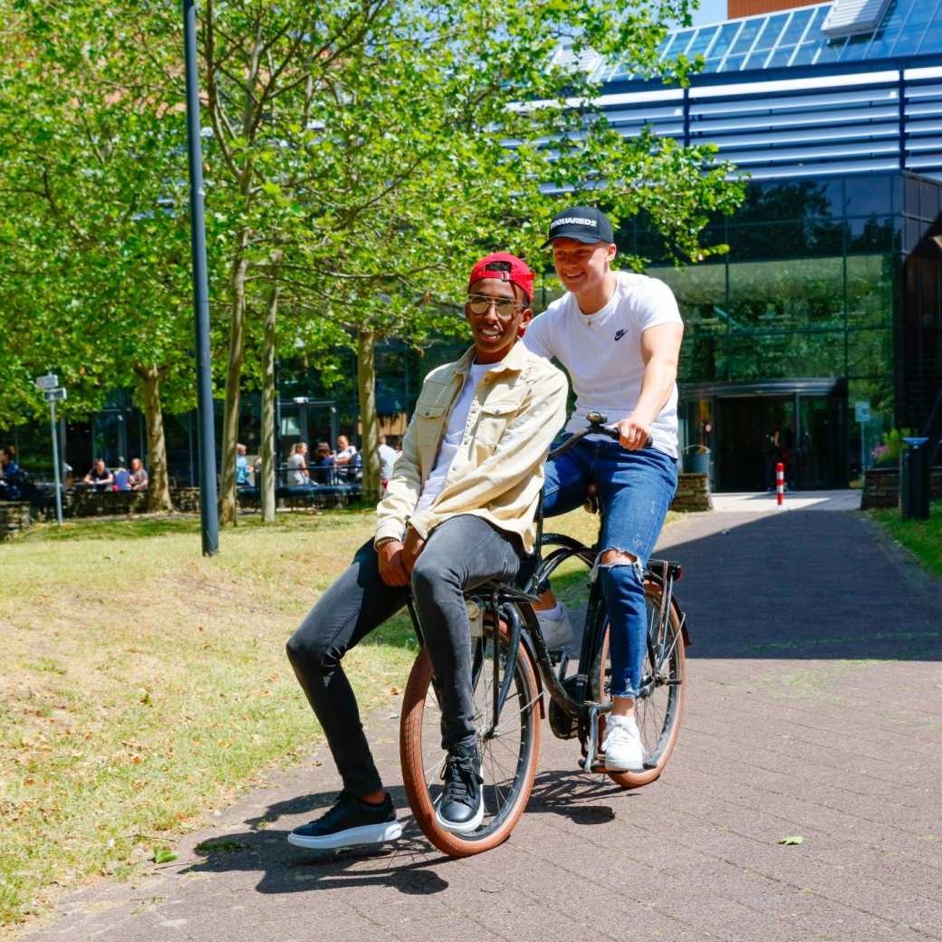 Twee studenten op fiets campus Nijmegen