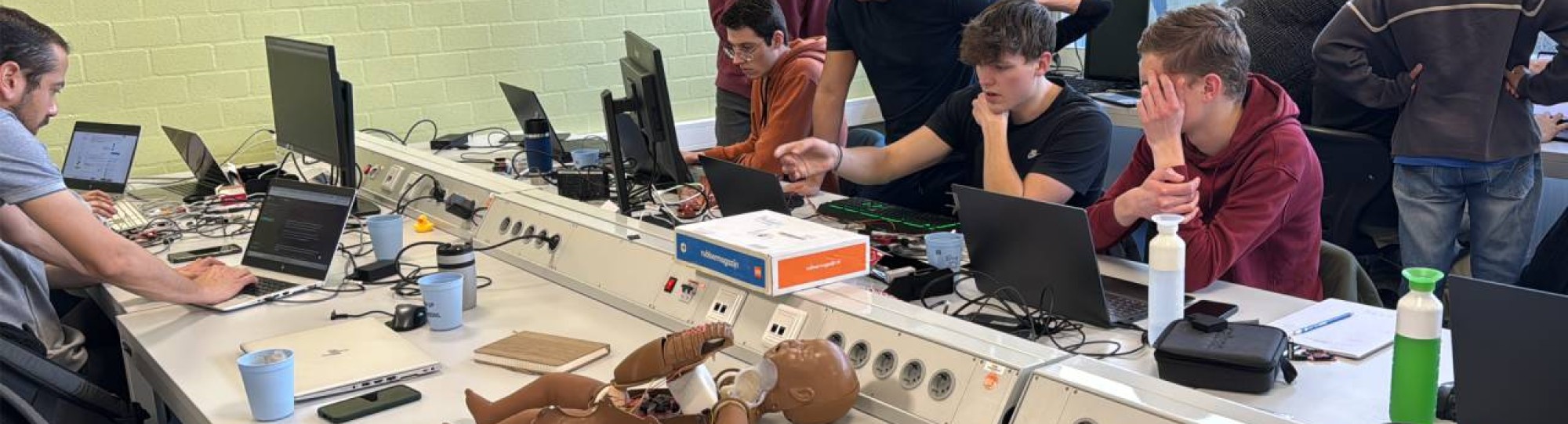 Sfeerbeeld van de hackathon voor het Utrechts UMC Wilhelmina Kinderziekenhuis als afsluiting van een semester  programmeren bij Embedded Systems Engineering tijdens de Event Week van HAN Engineering en Automotive