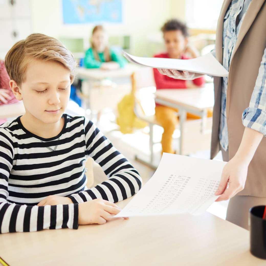 363272 studenten werken samen in een onderzoek