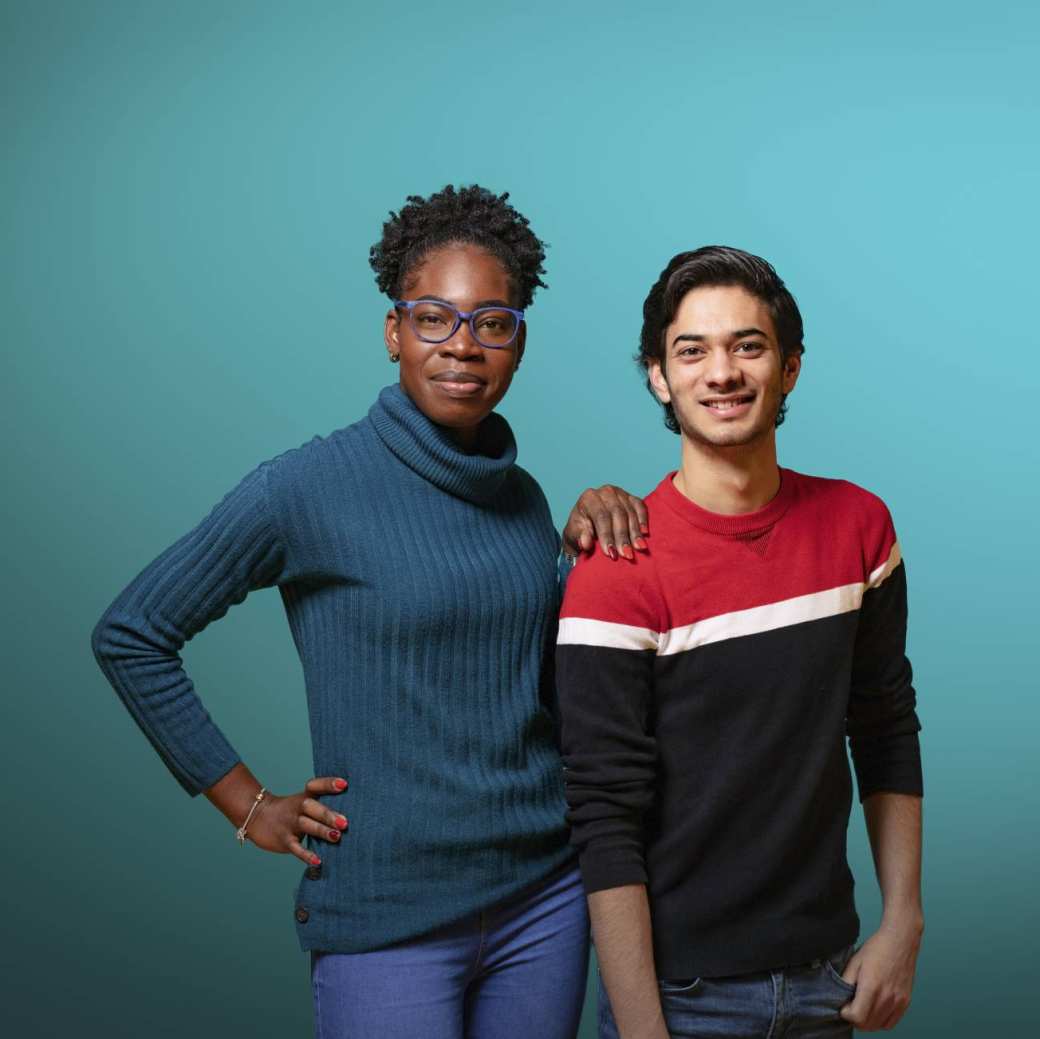 Campagnebeeld international studenten Tonian en Anser blauwe achtergrond