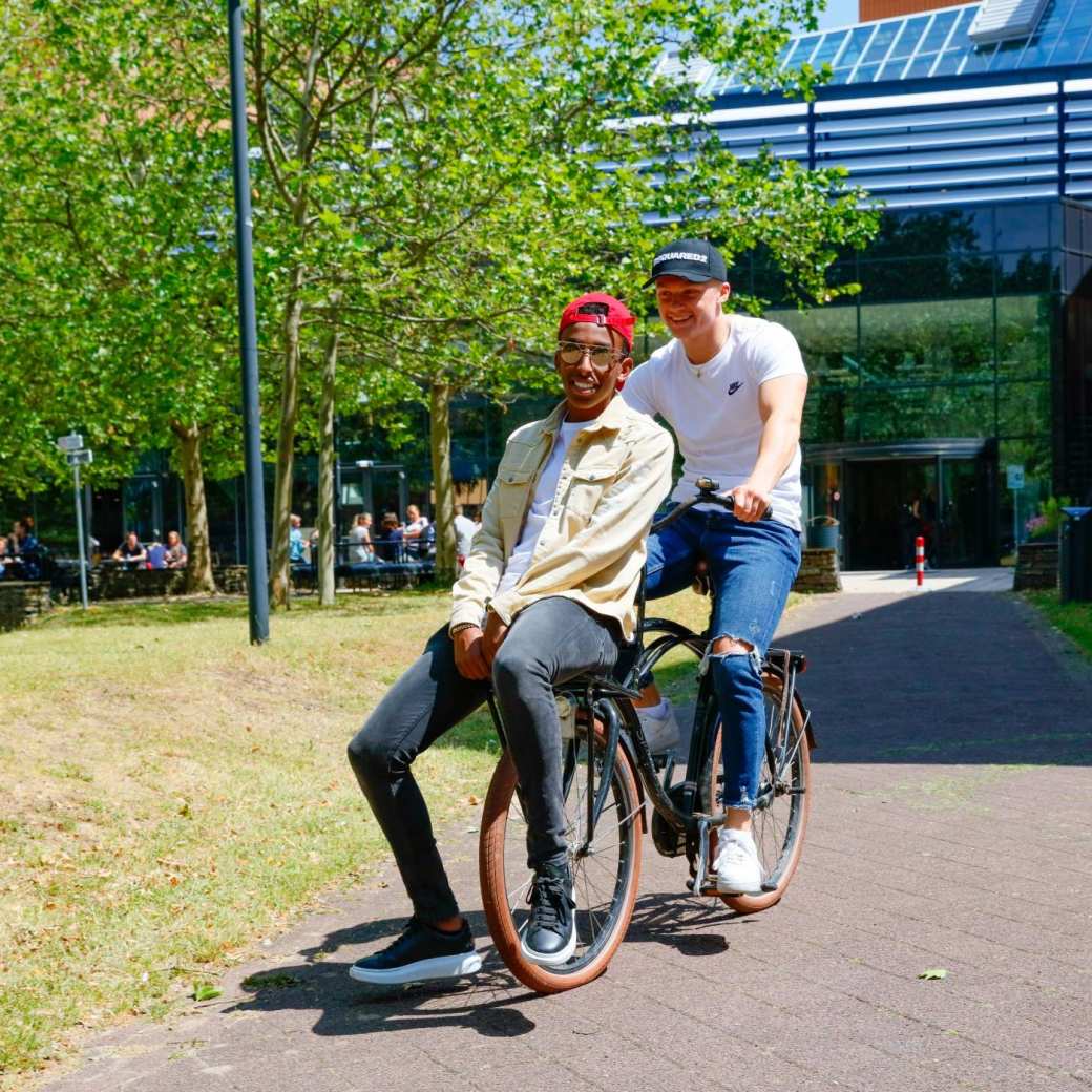 Twee studenten op fiets campus Nijmegen