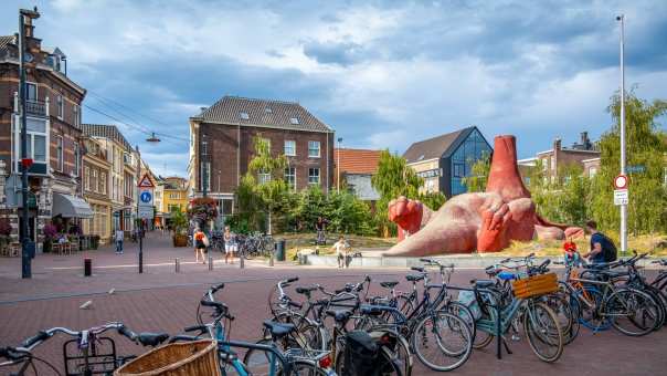 98872 Arnhem stad beeld van aardvarken en fietsen