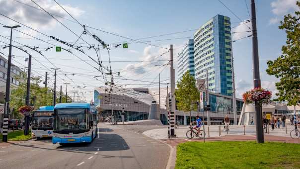 Arnhem Centraal Station met trolleybussen