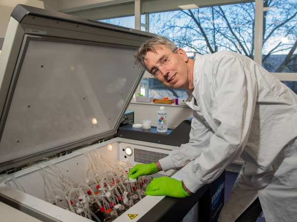 489114 CEO Koen Dechering van TropiQ houdt zich bezig met de ontwikkeling van een nieuw medicijn tegen malaria. Hij levert ook een bijdrage aan de minor Drug Discovery