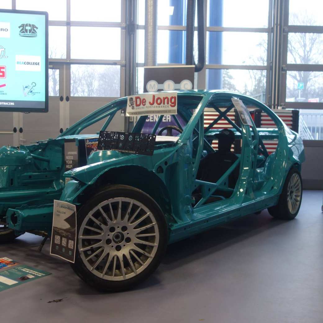 495442 Met hulp van Autoschadeherstel Academy RijnIJssel en De Jon Engine Performance hebben de studenten van Regterschot Engineering de carrosserie van deze BMW overgespoten in de kleur groenblauw