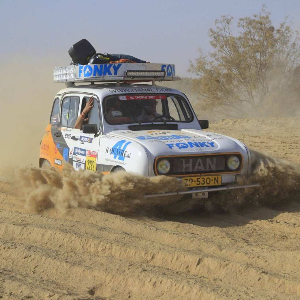 497662 HAN4L Renault rijdt door de woestijn van Marokko. HAN4L Renault drives in the desert of Morocco
