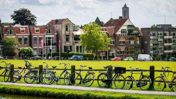 98871 Arnhem stadsaanzicht met fietsen