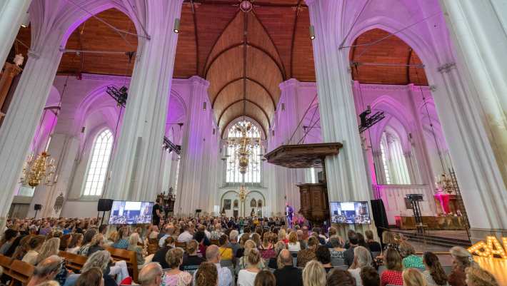 551896 Rob Verhofstad opent het nieuwe studiejaar in de Stevenskerk in Nijmegen.