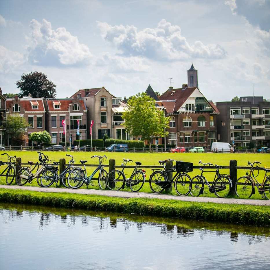 Arnhem stadsaanzicht met fietsen