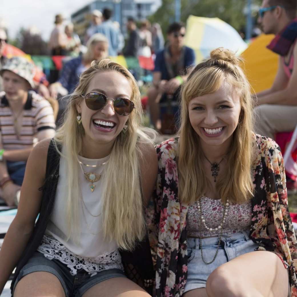 Twee meiden in HAN Intro festivalsfeer