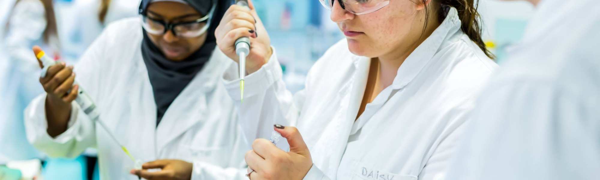 33524 biologie en medisch laboratoriumonderzoek student samenwerken laboratorium pipet