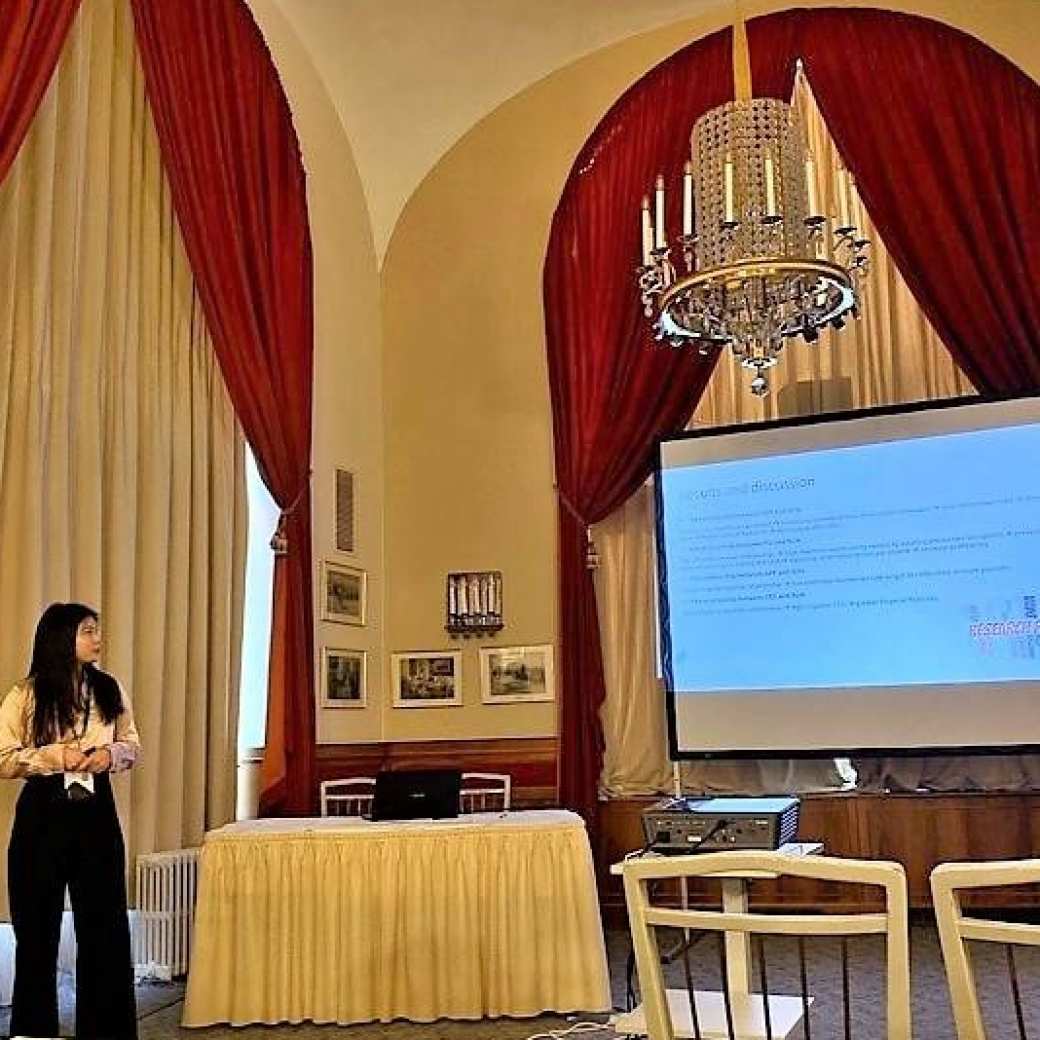 508853 Lina Weng presents at a conference in Vienna.