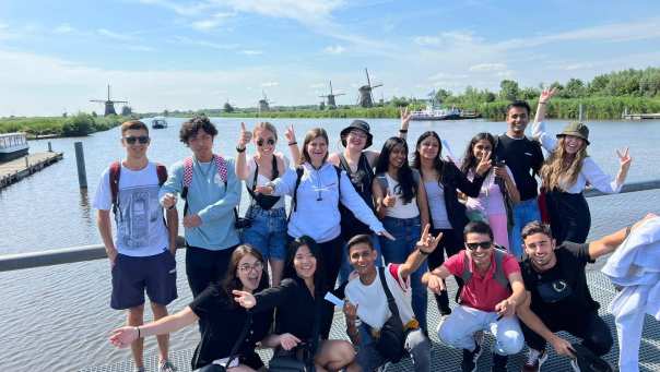 479670 Bezoek Kinderdijk met summer school studenten