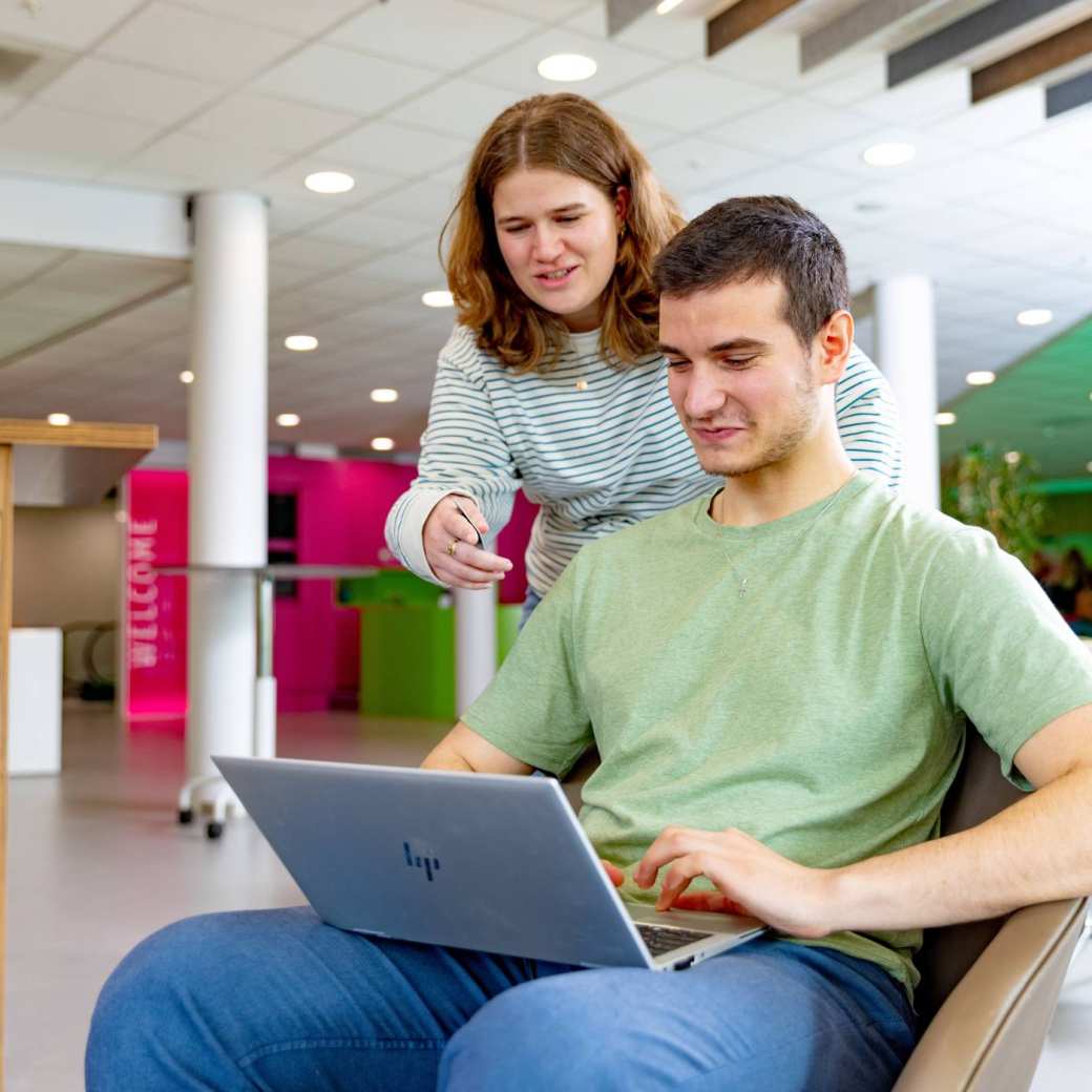 549636 International students Andrei and Noa in the lounge of the Arnhem campus, R31.