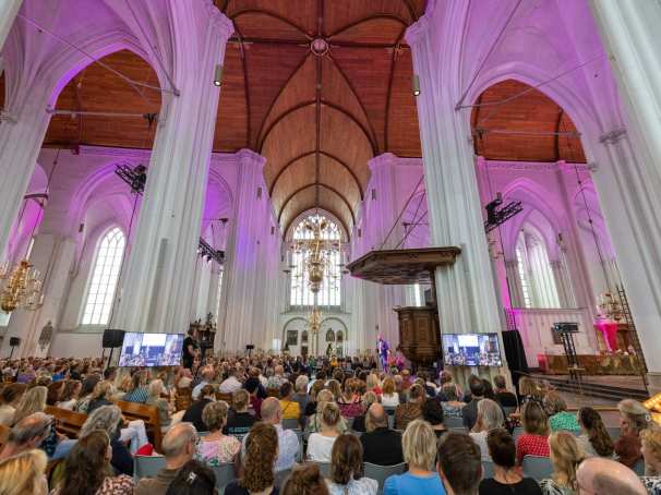 551896 Rob Verhofstad opent het nieuwe studiejaar in de Stevenskerk in Nijmegen.