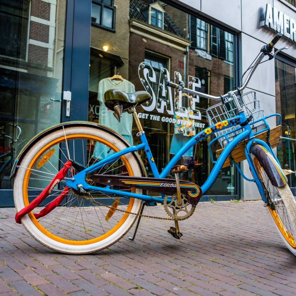 Arnhem fiets in winkelstraat