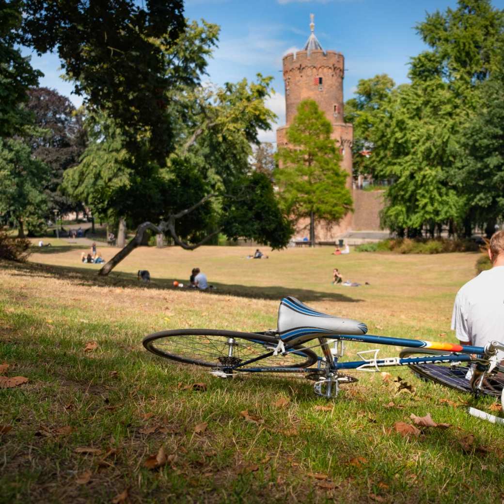 Nijmegen jongen met fiets in Kronenburgerpark