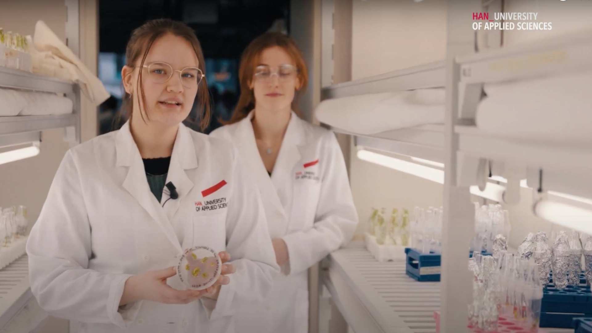 417957 Een shot uit de video van de opleiding Life Sciences van Academie Toegepaste Biowetenschappen en Chemie uit april 2022