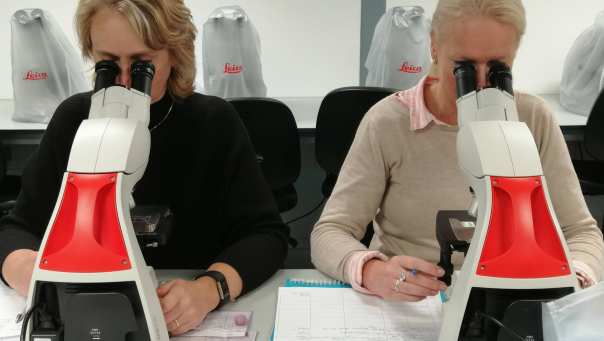 409432 Twee cursisten tijdens een praktijkles van de cursus Immunologie in Nijmegen