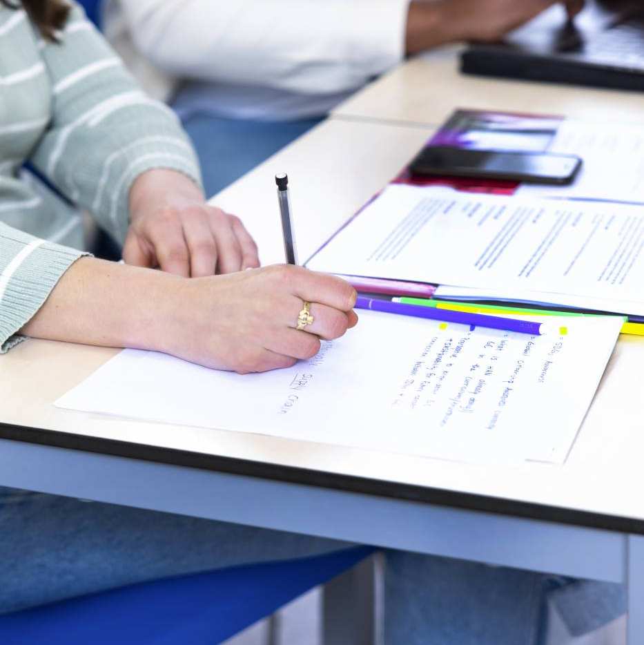 424509 Een IB student is aan het schrijven