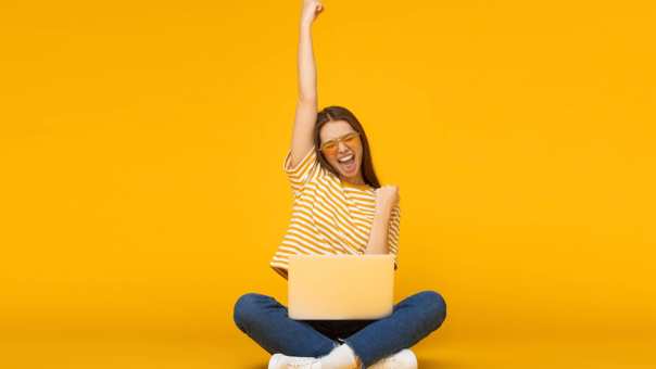 330199 studiecluster, cluster mens en organisatie, juichend meisje met laptop en gele bril, 2021