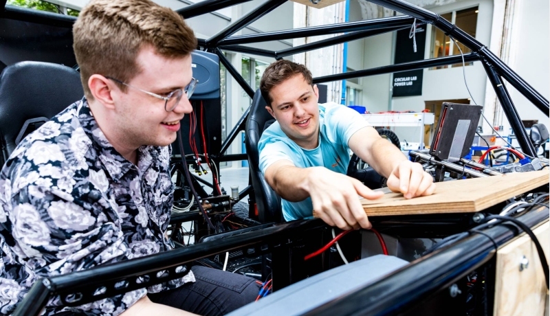 Studenten van de master Engineering Systems Automotive Systems in de MORE Vehicle.