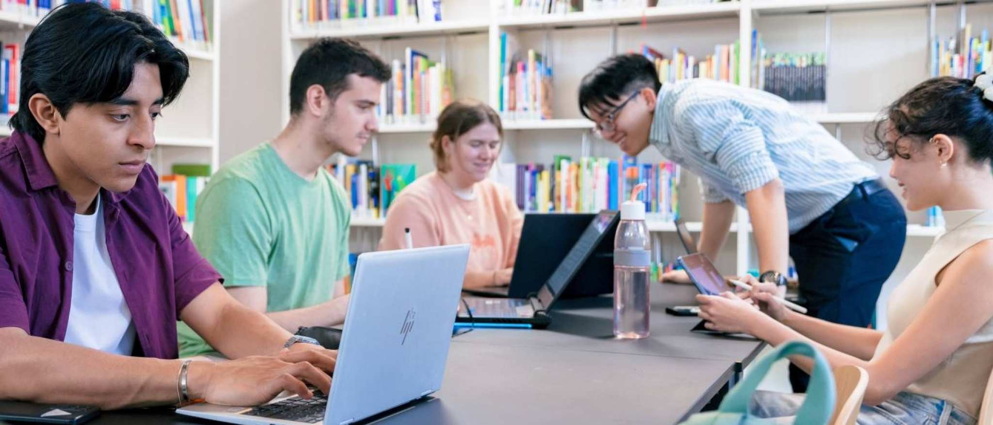 International students Diego, Tam, Nyugen, Noa and Andrei studying in the library at the Arnhem campus of HAN University of Applied Sciences.