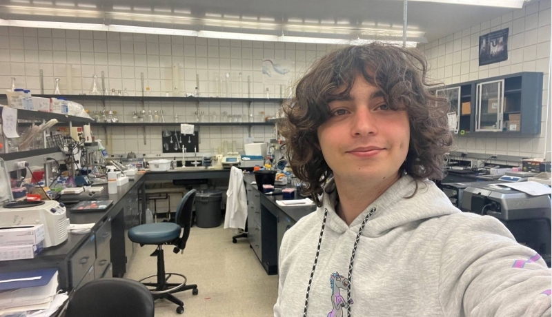Chemistrystudent Bernardo Passos Ramos loopt stage in Californië