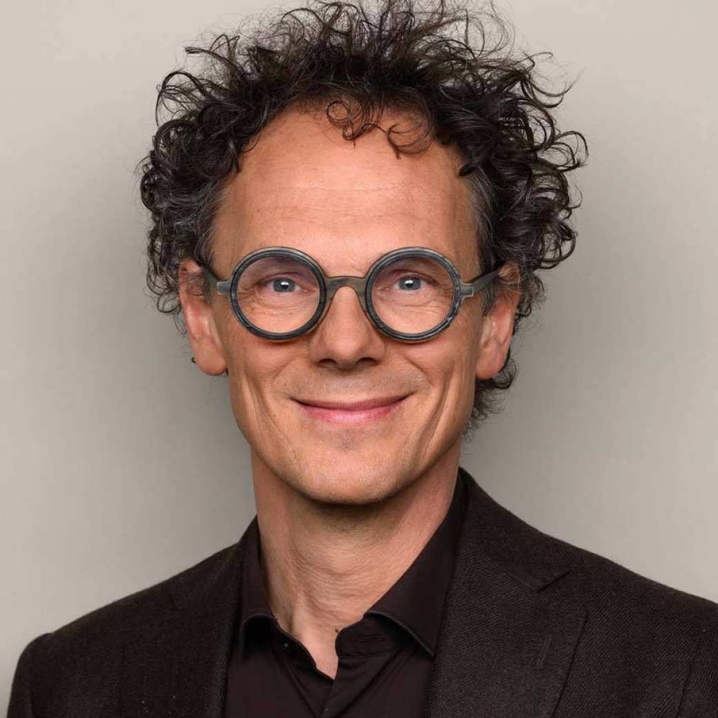 Ben van de Burg spreker tijdens alumni event Economisch domein. 