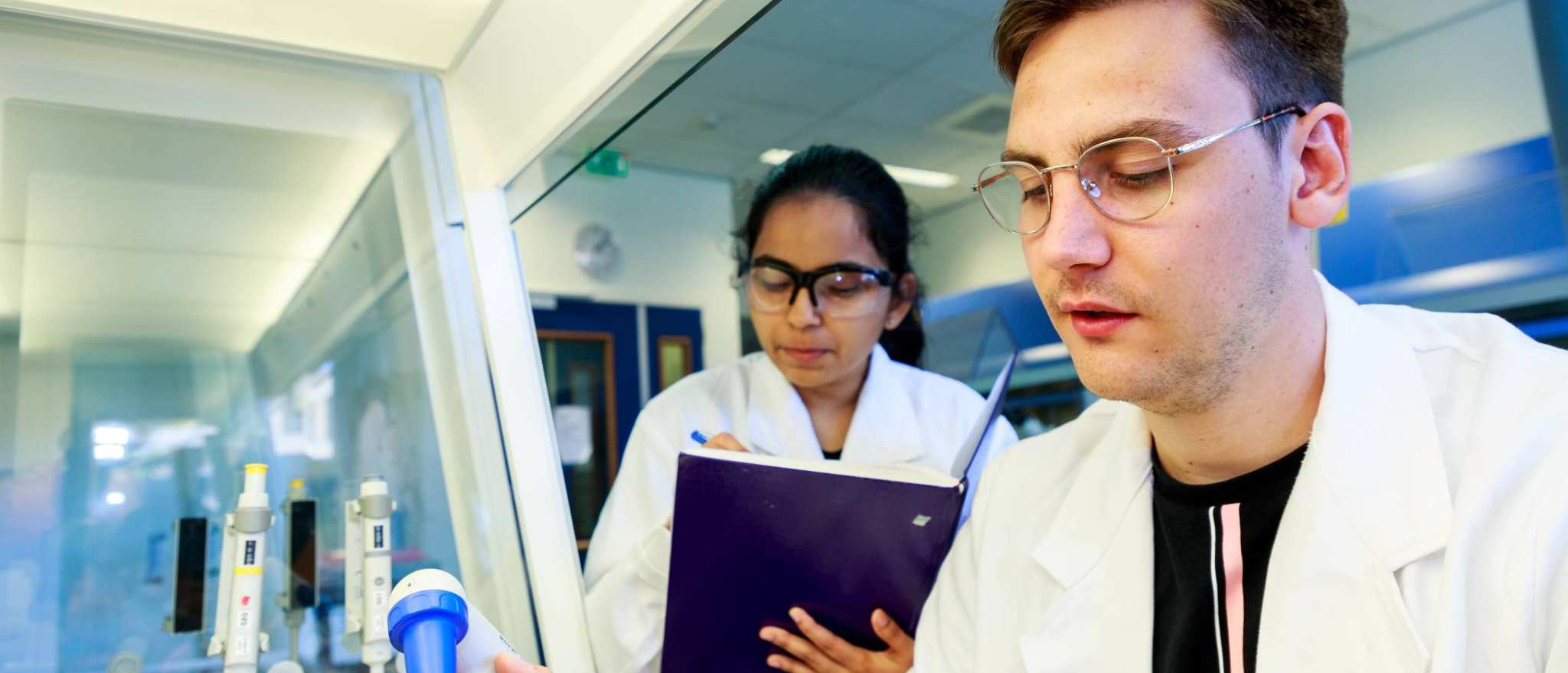 Twee studenten van onze master Molecular Life Sciences aan het werk in een lab