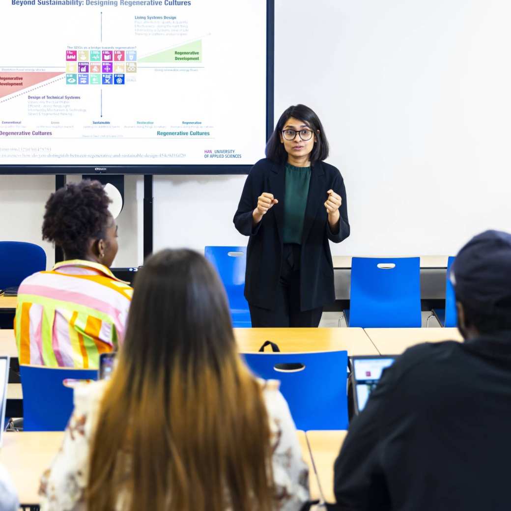 HAN students listening to a lecture about social work.