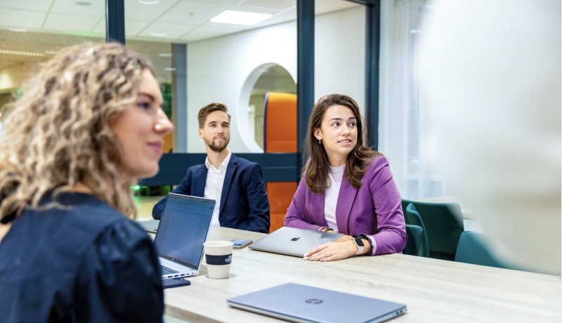Studenten van de bachelor Commerciële Economie deeltijd, duaal in gesprek en samenwerken.