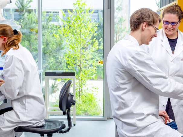 Biobased lab bij HAN Connectr op het IPKW. Studenten samenwerken, met begeleider, trekbank, minor biobased innovations.