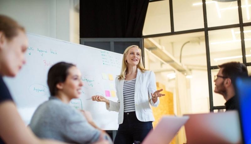 Professionals met elkaar aan het werk met post-its.