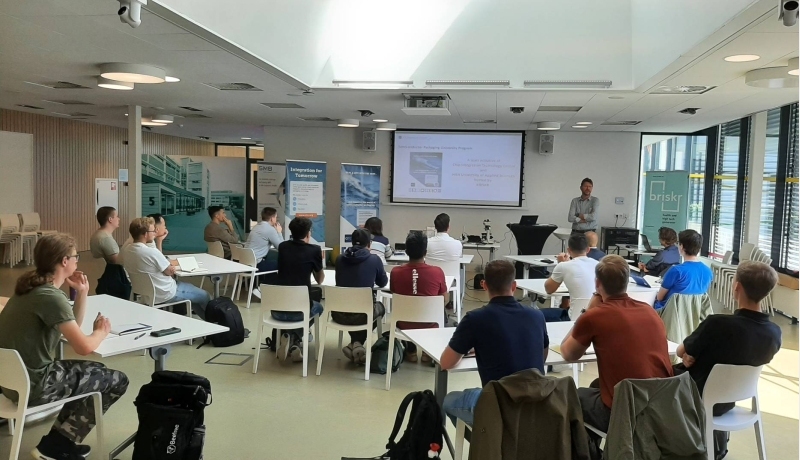 Semiconductor Packaging  is een minor voor studenten automotive, elektro, werktuigbouw, chemie en mechatronica. Hiervan is op 28 augustus 2023 een vierde jaargang gestart.