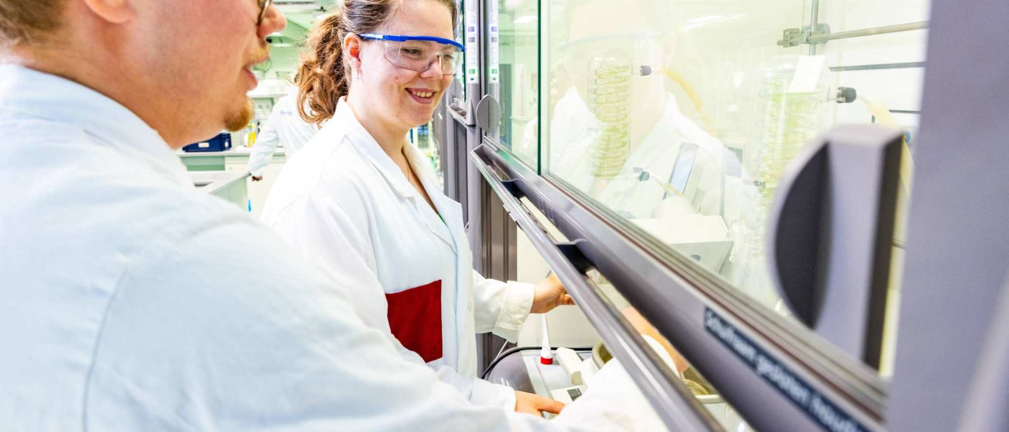 studenten chemie aan het werk in het lab