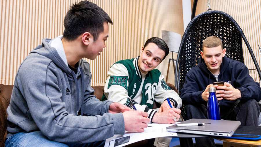 Studenten Logistics Management voltijd werken samen aan een opdracht