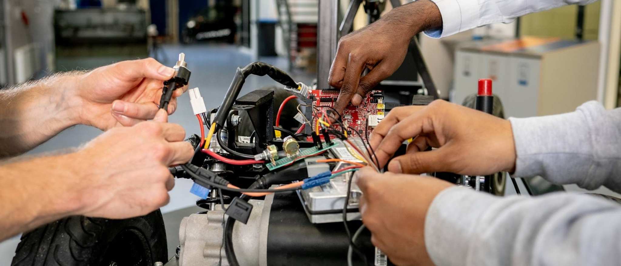Drie handen werken aan een project van de Master Engineering Systems Cyber Physical Systems.