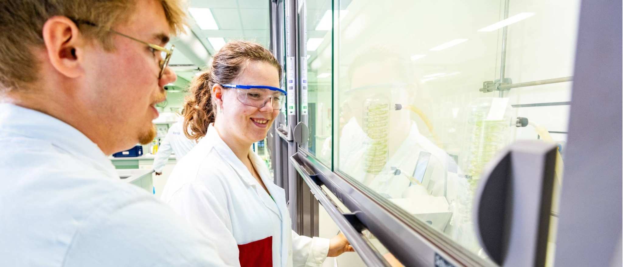 studenten chemie aan het werk in het lab