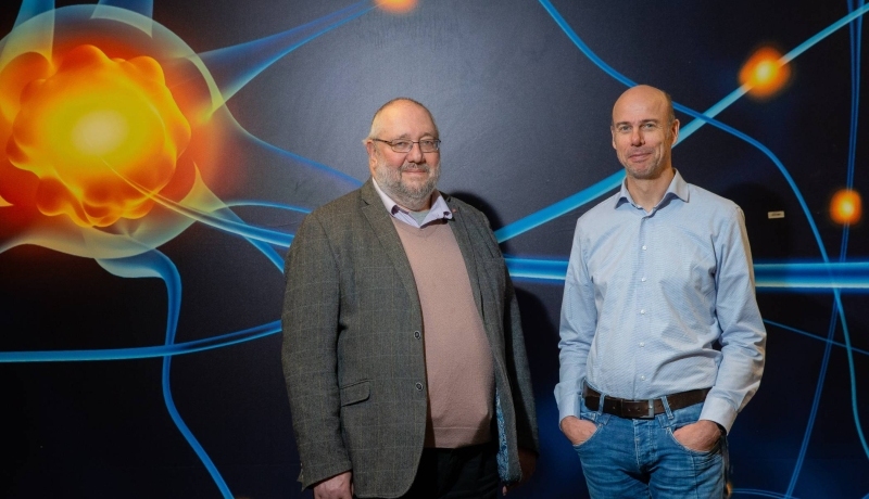 Academie Toegepaste Biowetenschappen en Chemie gaat samenwerken met de universiteit in Dundee. Op de foto David Coates en Remko Bosch (rechts)