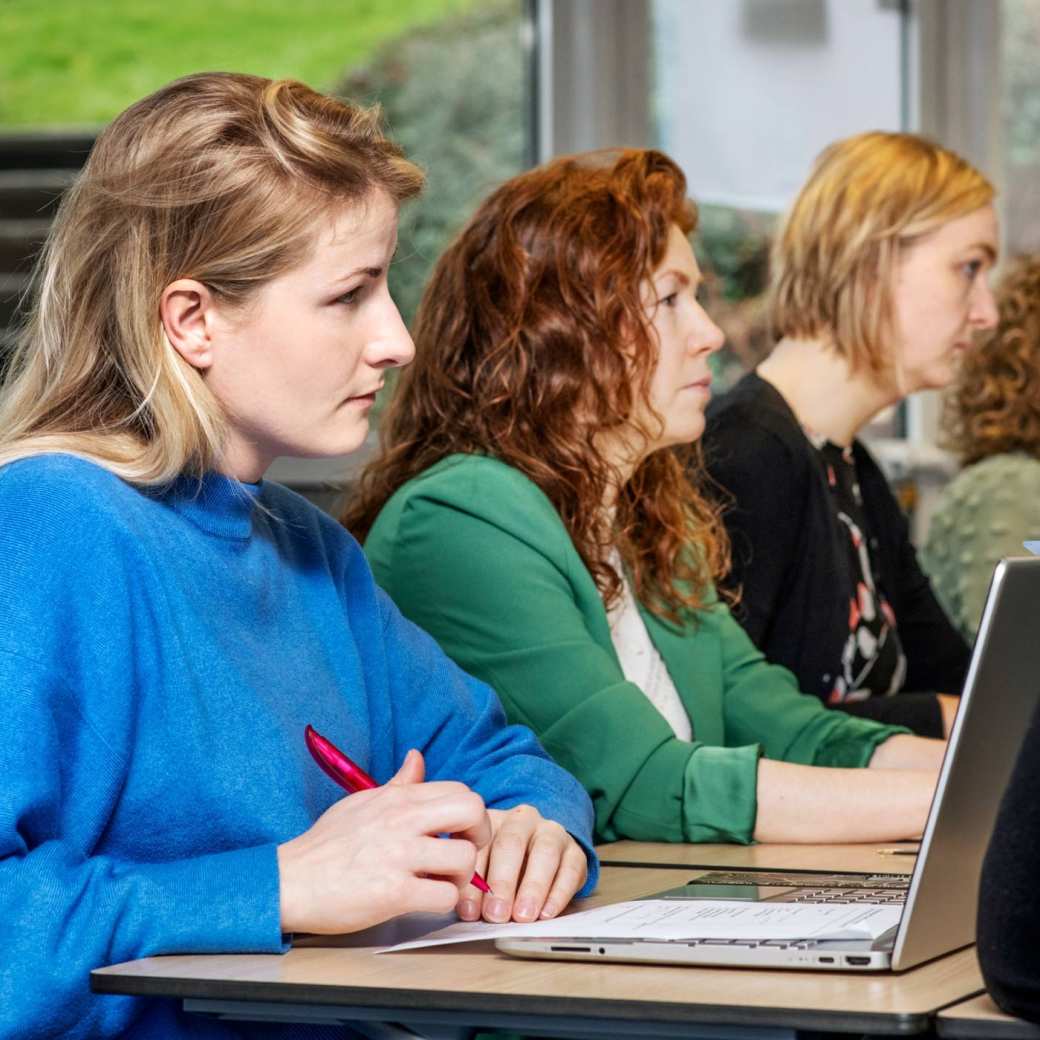ALLEEN VOOR DE MANP | Masterstudenten kijken en luisteren aandachtig tijdens een les onderzoek van de opleiding tot verpleegkundig specialist.