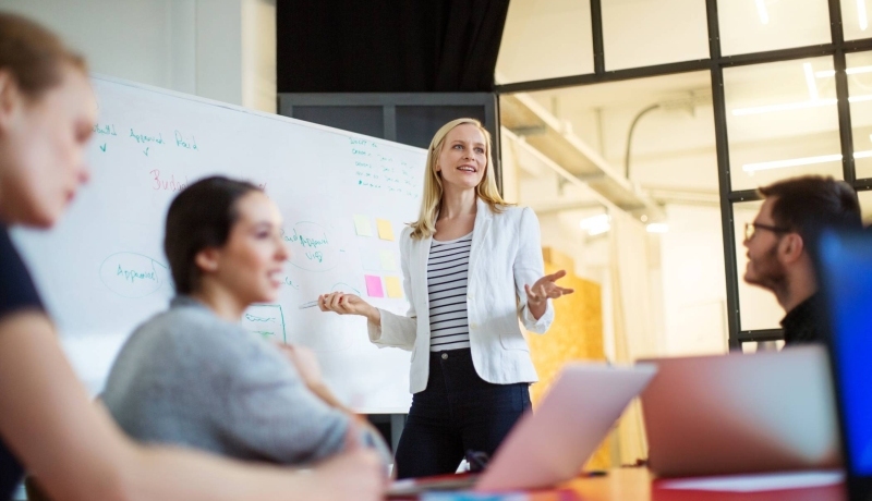 Professionals met elkaar aan het werk met post-its. 